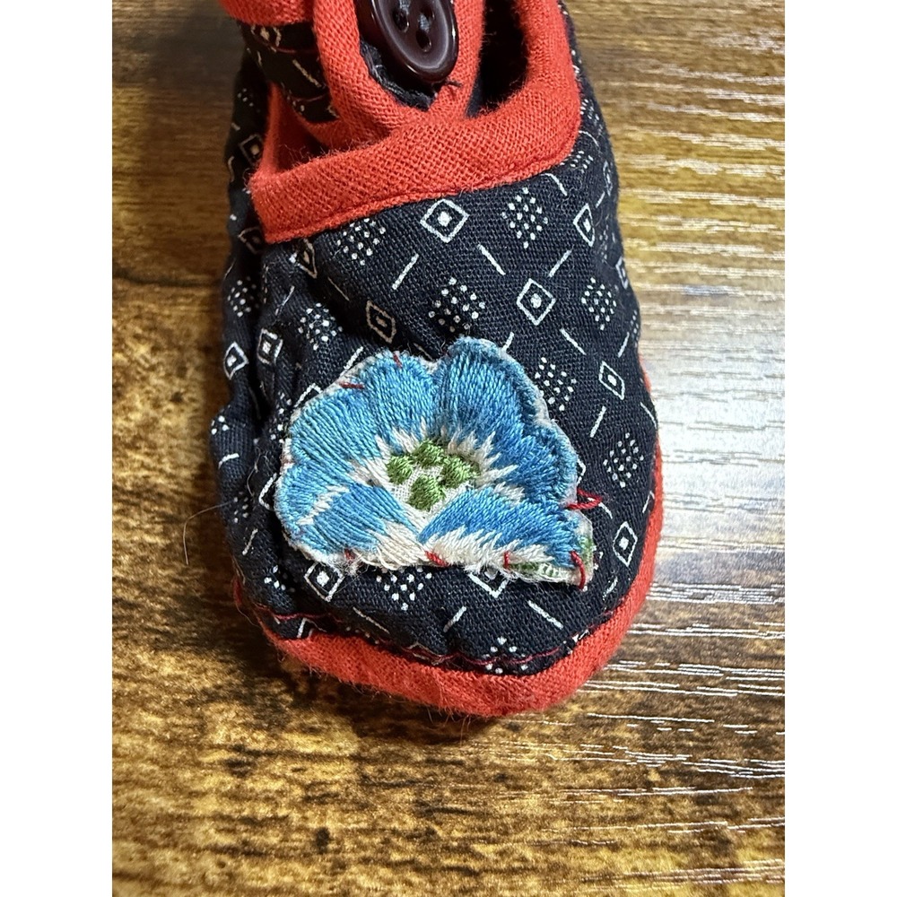 Handmade embroidered traditional Chinese baby booties Red Blue Flowers - Picture 4 of 5